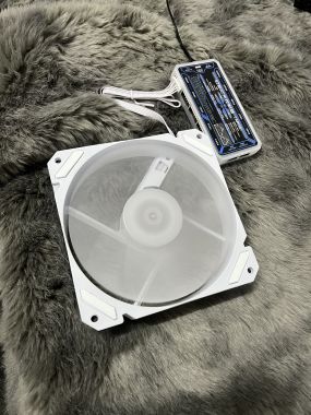 Bộ quạt tản nhiệt, fan case Coolmoon Y2 LED RGB + hub và remote - TRẮNG
